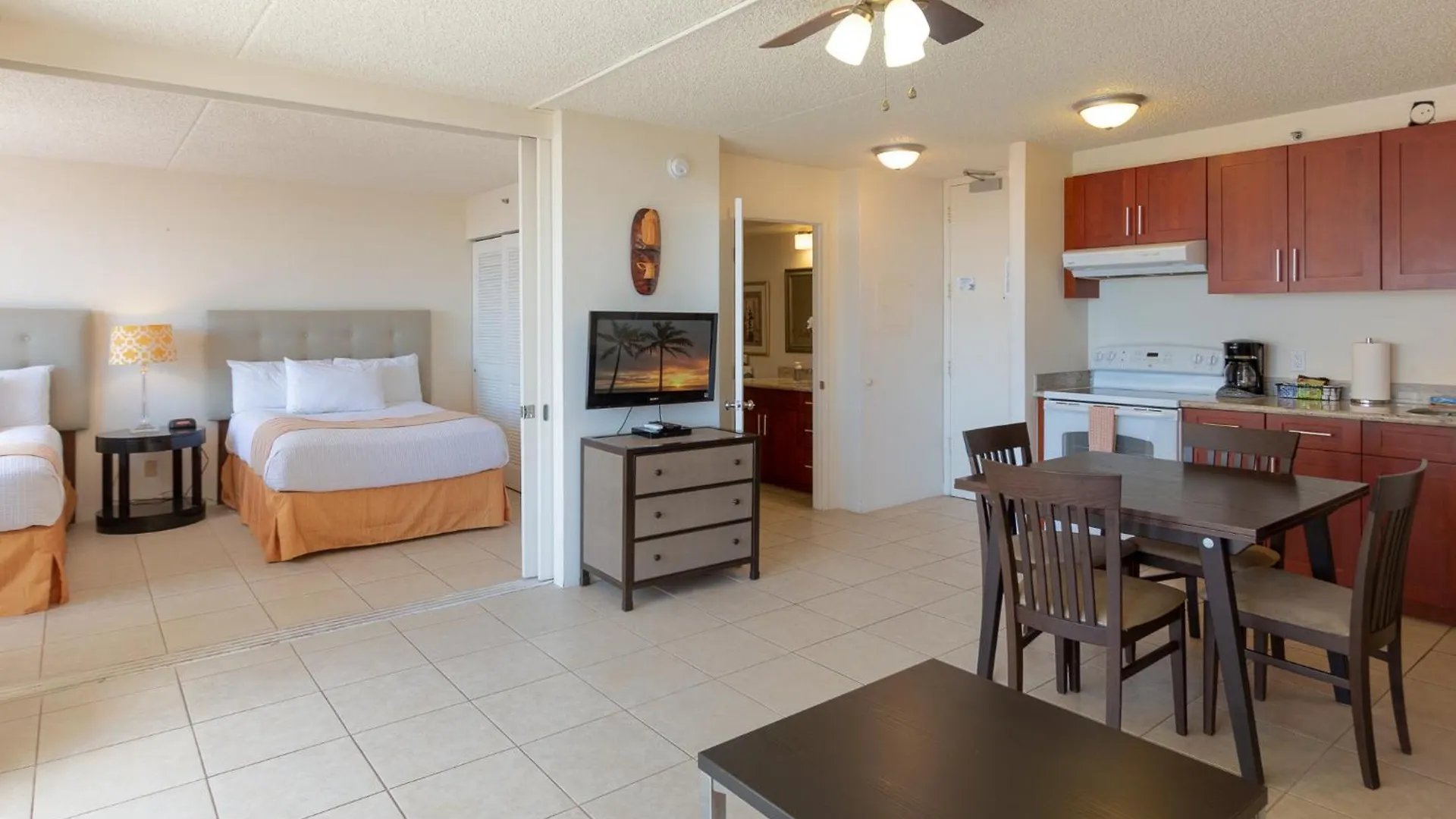 Comfy Suite With Full Kitchen, Dining For 4 & Flexible Sleeping Options 檀香山 公寓