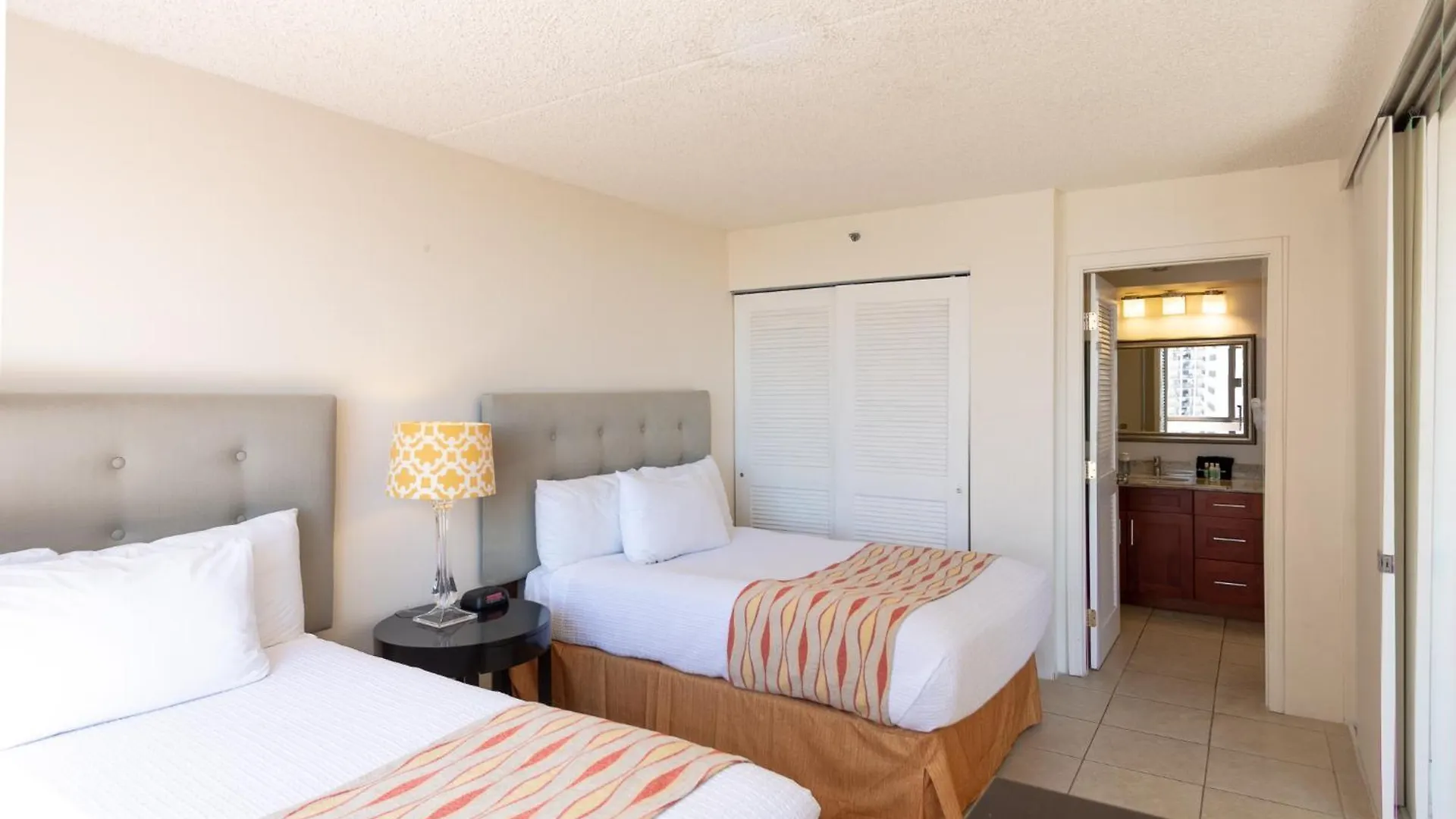 Comfy Suite With Full Kitchen, Dining For 4 & Flexible Sleeping Options Honolulu ABD