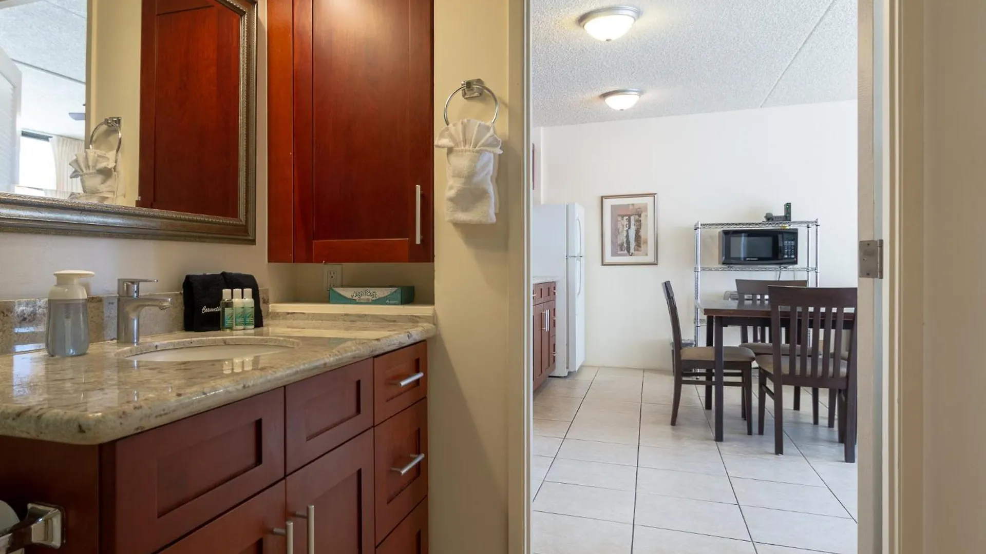 Comfy Suite With Full Kitchen, Dining For 4 & Flexible Sleeping Options Honolulu 0*,  ABD
